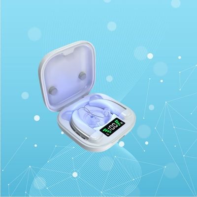 Ultraviolette desinfectie achter het oor Onzichtbare digitale gehoorapparaten met geluidsonderdrukking